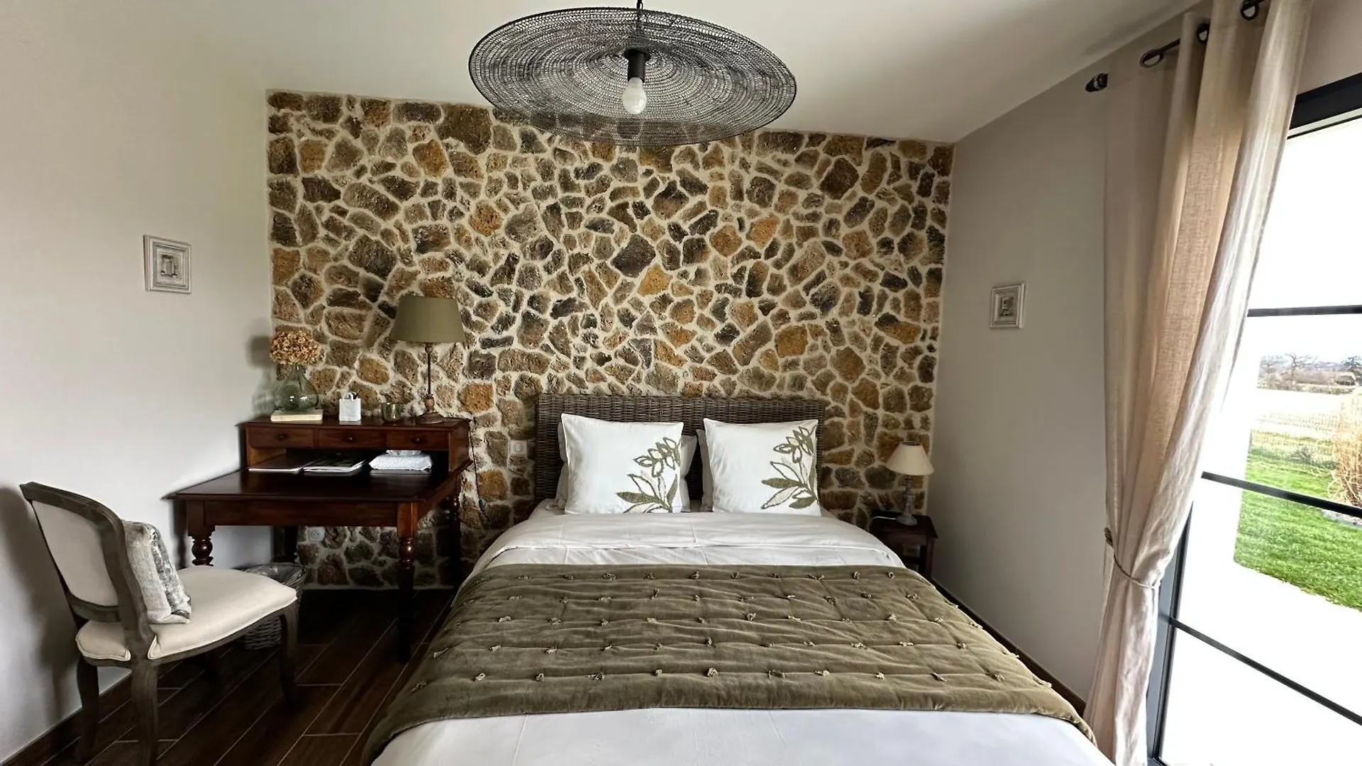 Aux 3 Forets Bizeneuille Bed & Breakfast